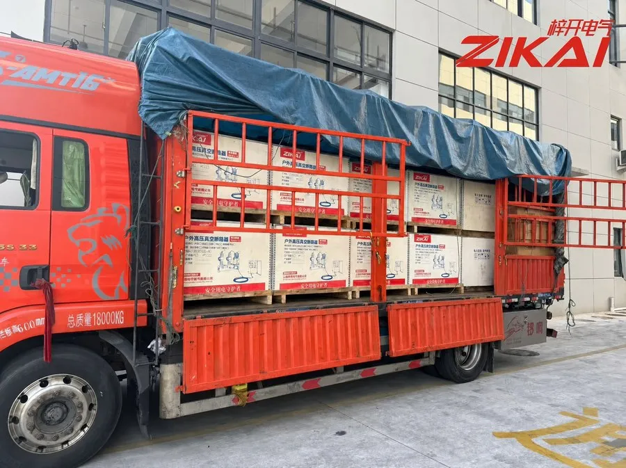 Một chiếc xe tải đầy đủ máy cắt chân không gắn trên cột khởi hành đến Quý Châu